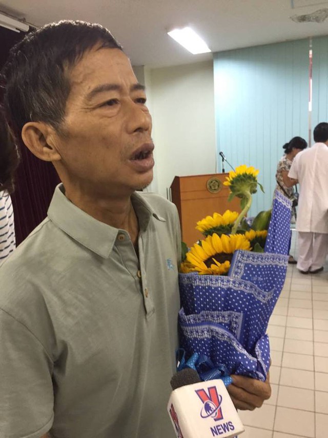 Bệnh nhân Phạm Ngọc Chung chia sẻ với báo chí.