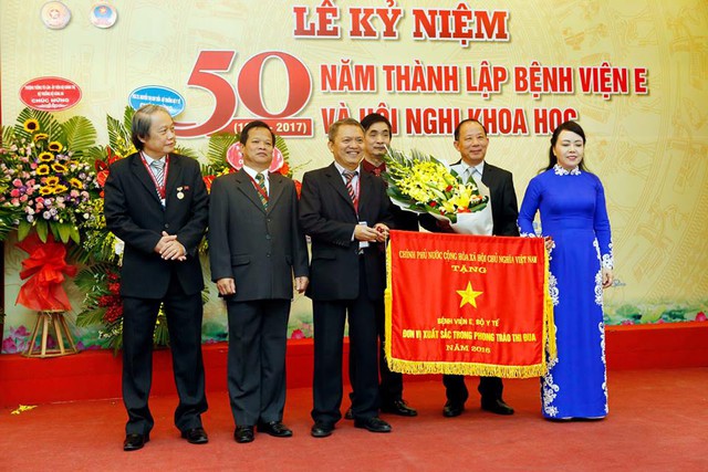 
Bộ trưởng Bộ Y tế Nguyễn Thị Kim Tiến trao tặng Cờ thi đua của Chính phủ cho Bệnh viện E. Ảnh: Dương Ngọc
