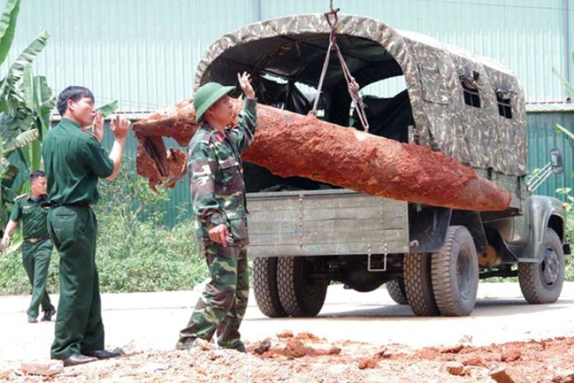 
Lực lượng công binh đã di dời quả bom thành công. Ảnh: T.Nguyên
