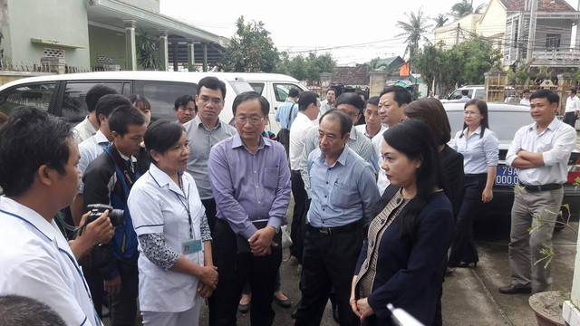 
Bộ trưởng Bộ Y tế trò chuyện với cán bộ trạm y tế huyện Vạn Ninh, Khánh Hoà.
