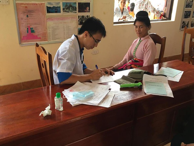 
BS Phạm Văn Tuấn trong lần khám chữa bệnh cho bà con vùng cao. Ảnh: NVCC
