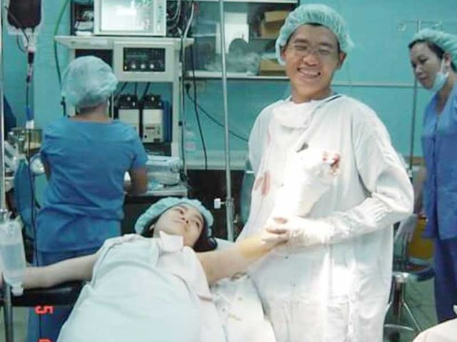 Niềm hạnh phúc của BS Xuân Anh khi cùng đồng nghiệp cứu được bàn tay đứt khúc của một bệnh nhân cách đây 10 năm