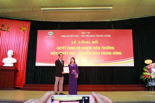 
Bộ trưởng Nguyễn Thị Kim Tiến trao Quyết định bổ nhiệm chức vụ Viện trưởng Viện Huyết học - Truyền máu Trung ương cho TS Bạch Quốc Khánh.
