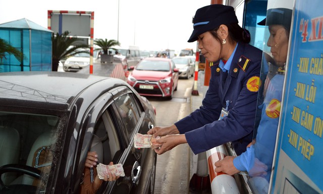 
Tài xế mua vé qua cầu bằng tiền lẻ.
