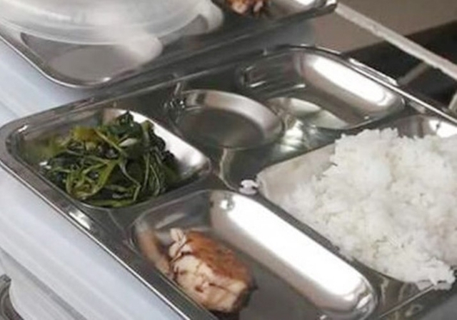 Suất ăn trưa 4/10 của học sinh trường Tiểu học Điện Biên 2 được đăng trên mạng xã hội.