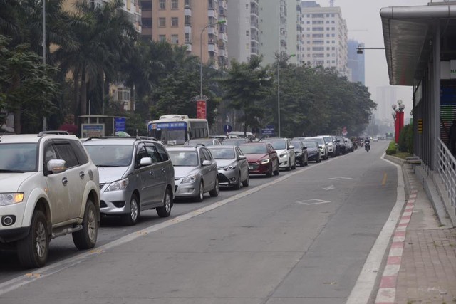 Ý thức của người dân dành ưu tiên cho BRT ngày càng cao. Ảnh N.Thi