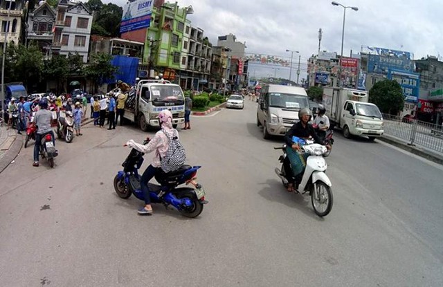 
Tại các đường dẫn lên cầu Bãi Cháy được lực lượng chức năng lập chốt chặn
