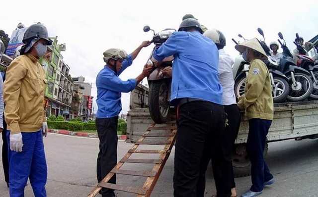 
Sau khi qua cầu, mọi người nhận lại phương tiện của mình
