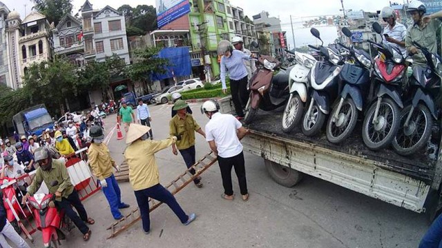 
Người và phương tiện được lực lượng chức năng chở miễn phí qua cầu Bãi Cháy. Ảnh: Đ.Tùy
