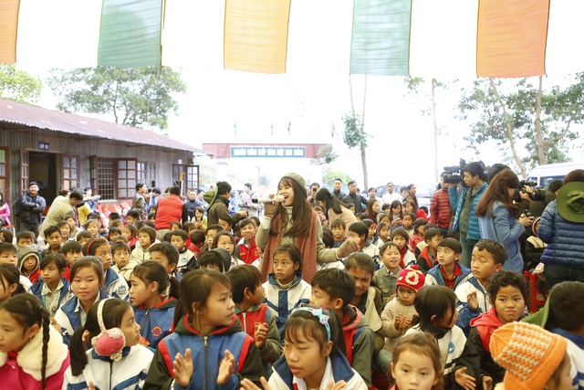 
Ca sỹ Huyền Anh hát tặng các em học sinh xã An Thịnh
