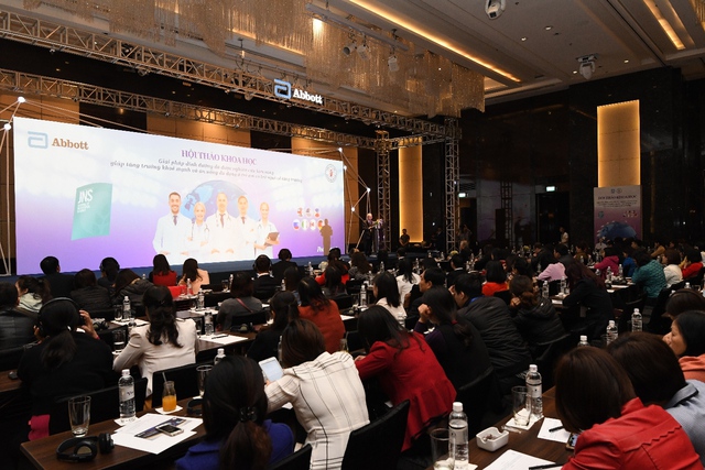 
Các chuyên gia Dinh dưỡng và Nhi khoa thế giới và Việt Nam đã tham dự hội thảo.

