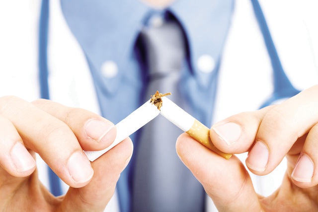 Người tiếp tục hút ngay cả khi đã mắc các bệnh do thuốc lá gây ra được coi là nghiện thuốc. ẢNH: T.L
