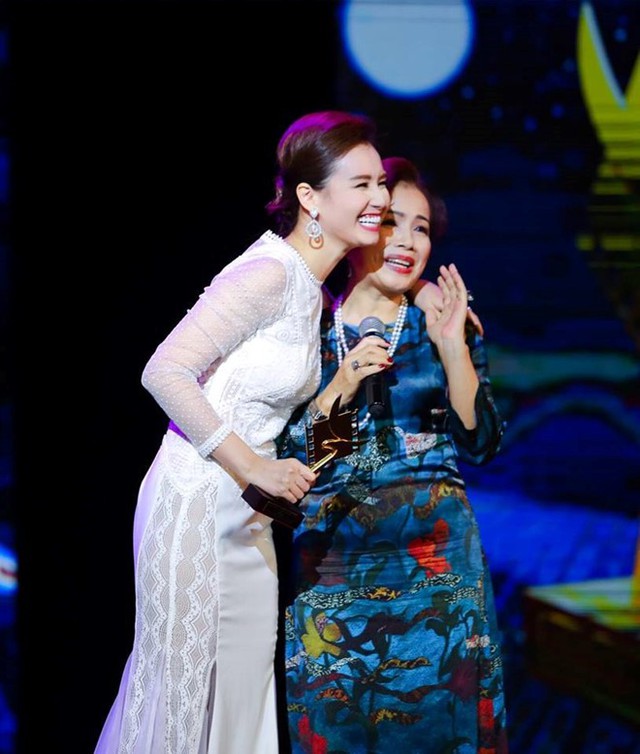 
Lã Thanh Huyền và NSƯT Minh Trang trên sân khấu Cánh Diều Vàng 2017. Ảnh: BTC
