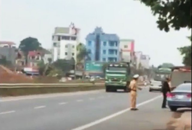
Xe tải trọng lớn ngang nhiên chạy qua mặt lực lượng CSGT Bắc Giang
