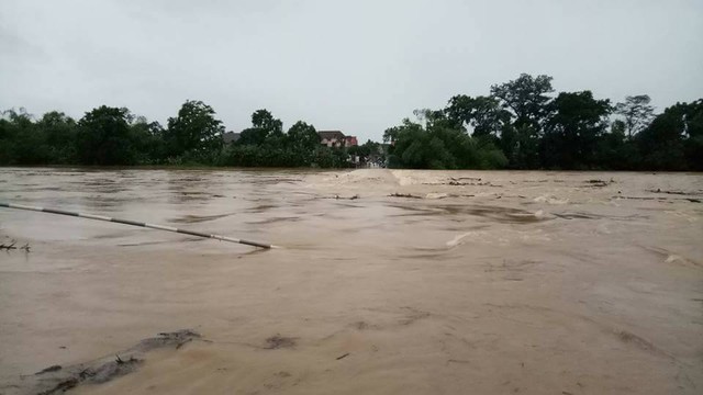 Cầu tràn bị nước lũ chia cắt ở thị trấn Phố Châu, Hương Sơn, Hà Tĩnh.