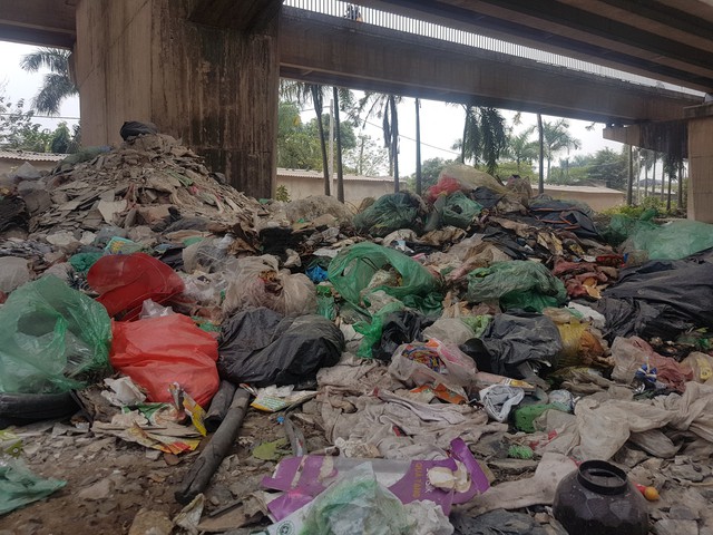 
Bãi rác chất đống ở gầm cầu Thăng Long.
