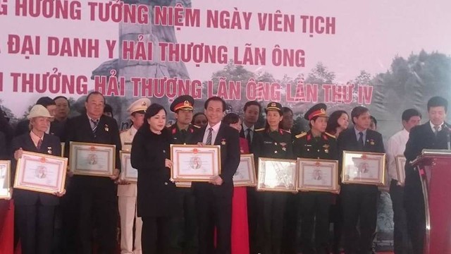 
Bộ trường Bộ Y tế Nguyễn Thị Kim Tiến trao tặng Giải thưởng Hải Thượng Lãn Ông cho bác sĩ Quách Tuấn Vinh.

