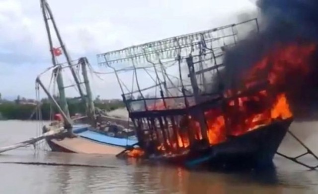 
Chiếc tàu cá nhiều tỷ đồng bị cháy rụi.

 
