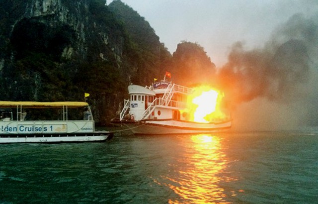 
Vụ cháy tàu du lịch trên vịnh Hạ Long xảy ra vào sáng ngày 10/1/2017. Ảnh: T.Huyền
