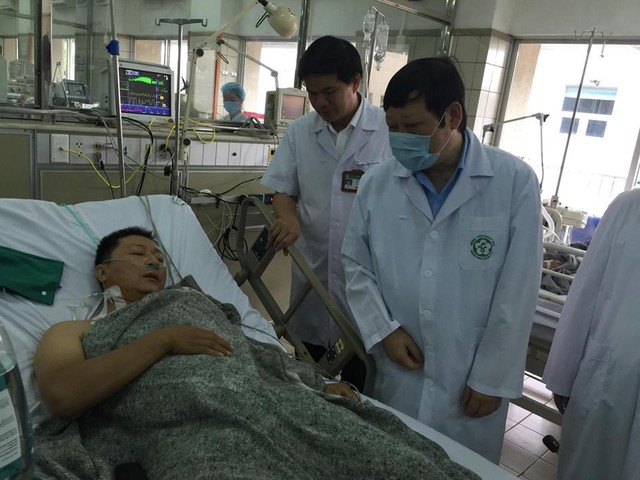 
Bệnh nhân Nguyễn Văn Thiệu đang được điều trị lọc máu liên tục tại Bệnh viện Bạch Mai
