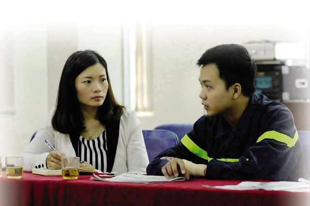 PV trò chuyện với chiến sĩ Nguyễn Văn Quang. Ảnh: T.G
