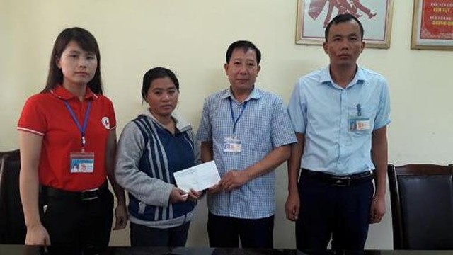 
Lãnh đạo huyện Cô Tô thăm hỏi và hỗ trợ gia đình nạn nhân. Ảnh: Đài PT huyện Cô Tô
