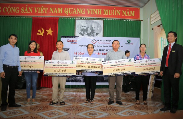 
Nhà báo Nguyễn Mạnh Cường (ngoài cùng, bên trái) - Trưởng đại diện phía Nam báo Gia đình và Xã hội cùng nhà tài trợ trao quà cho bà con.
