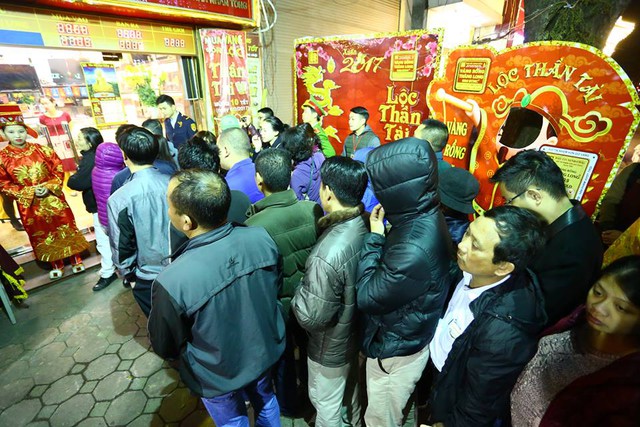Cảnh người dân rồng rắn xếp hàng trước cửa hàng vàng để mua hàng từ tờ mờ sáng ngày 6/2 tại Hà Nội. Ảnh: Đình Việt