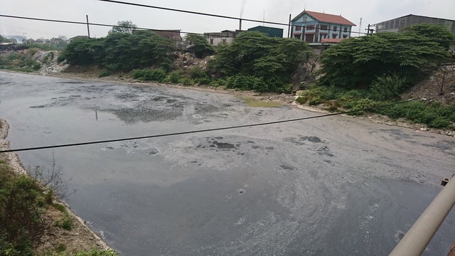 Con sông Ngũ Huyện Khê đoạn chảy qua địa bàn phường Phong Khê (tỉnh Bắc Ninh) từ 10 năm nay đã chuyển sang màu đen, đỏ. Nguyên nhân là do nước thải của các nhà máy giấy gây ra.