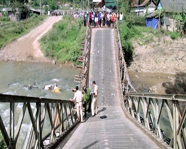 Cầu sắt bắc qua suối Nậm Ban bị sập. Ảnh: báo Sơn La
