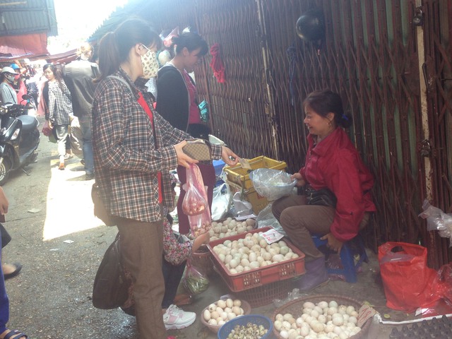Trứng ung được bày bán tran lan trên thị trường. ảnh: N.H