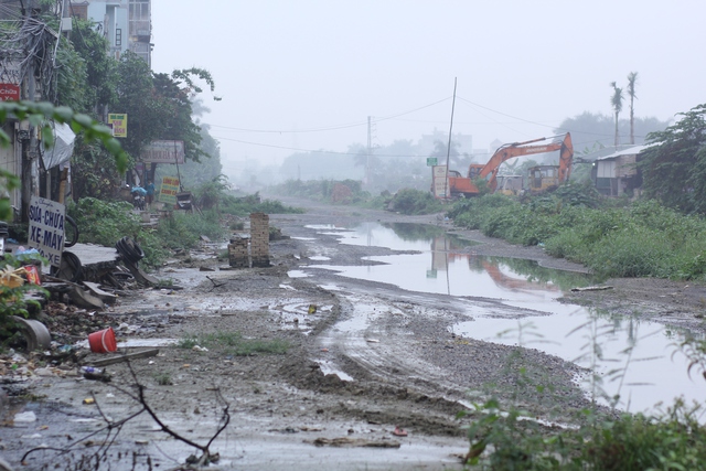 Đoạn đường dài gần 1km nhưng làm 10 năm chưa xong. Việc dừng thi công khiến cho cả đoạn đường bị ngập nước, gây ô nhiễm môi trường nghiêm trọng, giao thông thì ách tắc. Ảnh: Đình Việt