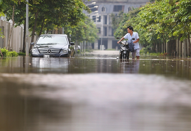 Nước ngập sau mưa tại đường Lê Trọng Tấn kéo dài (nối huyện Hoài Đức và quận Hà Đông). ảnh: HP