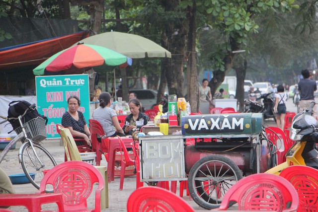 Gánh hàng rong ở đường Quang Trung.