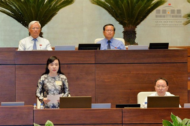 Bộ trưởng Bộ Y tế Nguyễn Thị Kim Tiến trả lời chất vấn của đại biểu Quốc hội. Ảnh: Đình Nam