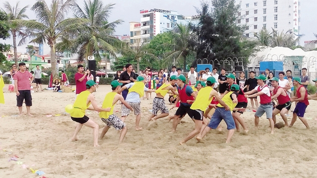 Một số trò chơi Team building trên bãi biển Sầm Sơn.