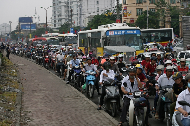 Hà Nội đang phải đối mặt với tình trạng thường xuyên ùn tắc giao thông. Ảnh: chí cường