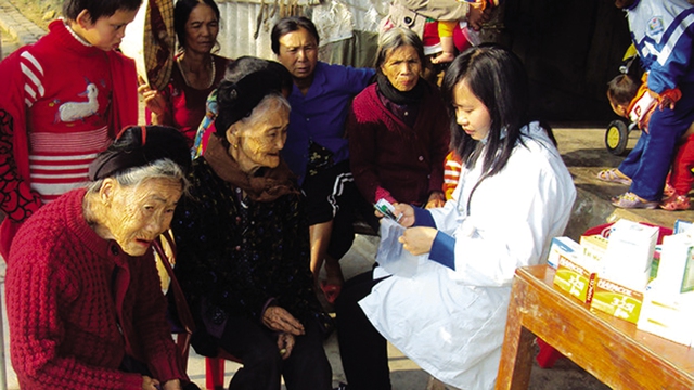 Bác sĩ Nguyễn Thị Hiên khám bệnh từ thiện cho bà con ở quê nhà Đồng Luốc dịp Tết (ảnh do nhân vật cung cấp).