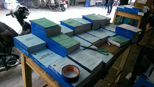 
Các loại sách photo được bày bán trước một cửa hàng photocopy cạnh Trường đại học Thương mại. Ảnh: Đình Việt
