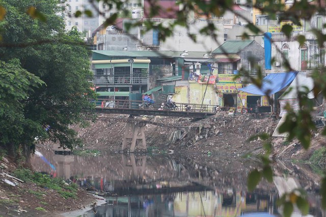 Nhiều đoạn lòng sông Nhuệ bị thu hẹp vì đất đá, rác thải.