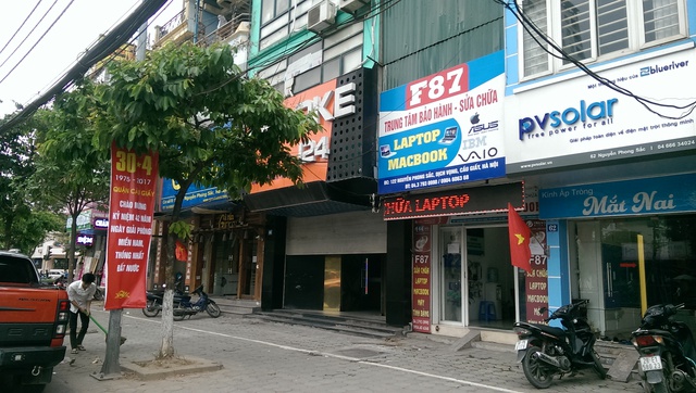 Mặc dù có lệnh cấm nhưng quán karaoke 124 Nguyễn Phong Sắc vẫn mở cửa đón khách cả ngày lẫn đêm.