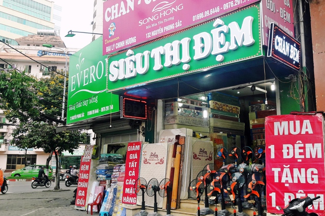 Cứ vào hè, cửa hàng anh Trinh lại nhập thêm quạt điện về bán để thêm thu nhập.