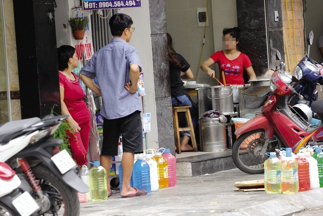 Một điểm bán nước tẩy rửa không nhãn mác trên phố Hàng Gà.