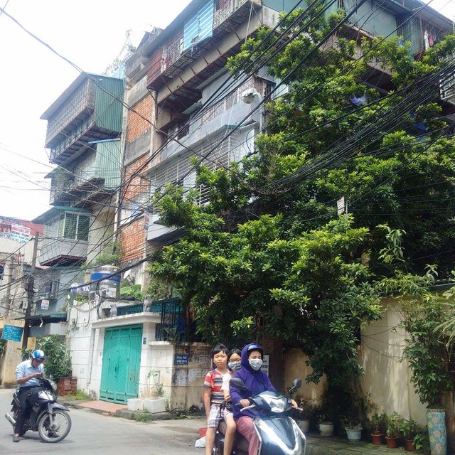 Lưới điện bủa vây tòa nhà Đ11 KTT Nam Đồng (Đống Đa, Hà Nội). ảnh: H.P