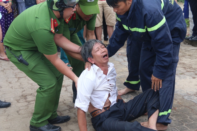 Ông Nguyễn Văn Sáu (SN 1956), cha em Nguyễn Văn Hưng khóc ngất khi thấy thi thể con mình nằm trên bờ biển.