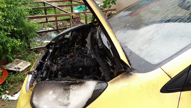
Chiếc xe cháy trơ khung của anh Trần Văn Giang.
