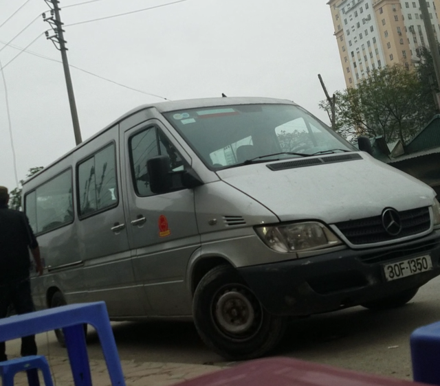 Nhiều xe đón khách trái phép tại ngõ 2 Nguyễn Hoàng.
