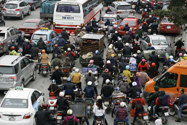 Hà Nội đang đối mặt với tình trạng quá tải giao thông, ùn tắc cục bộ tại nhiều địa điểm. ảnh: Chí Cường