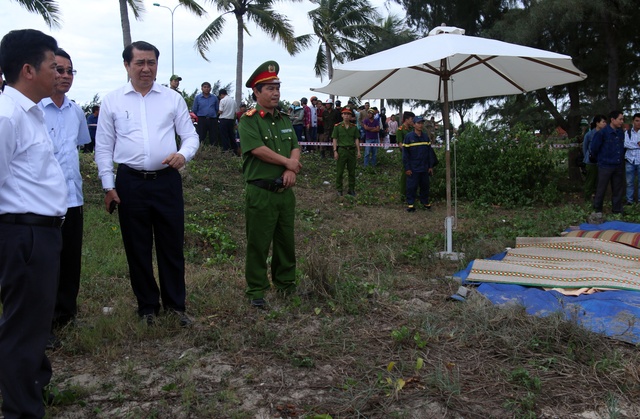 Chủ tịch UBND TP Đà Nẵng Huỳnh Đức Thơ (đứng thứ ba từ trái sang) trực tiếp đến hiện trường để thăm hỏi, động viên gia đình các nạn nhân.