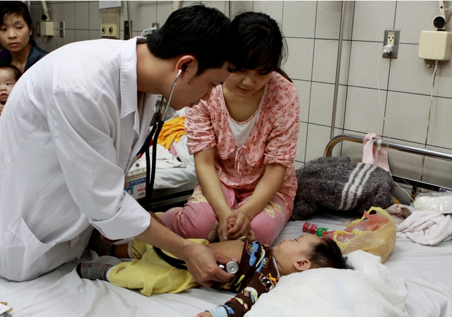 Khám cho trẻ ở Khoa Nhi, Bệnh viện Bạch Mai. Ảnh: Ngọc Thắng